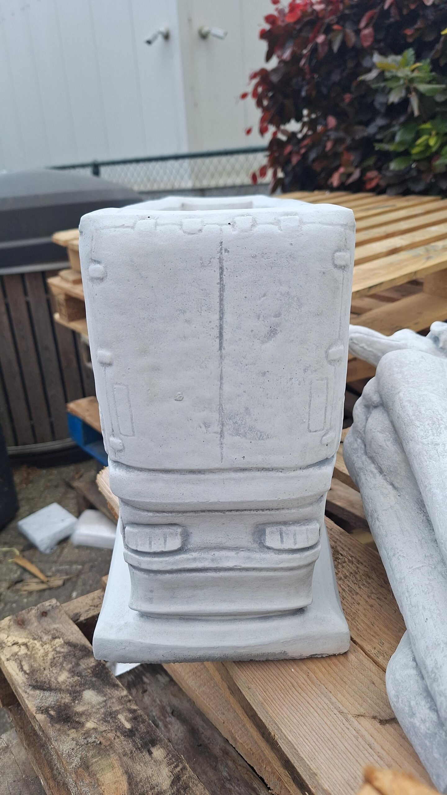 Beton MAN mit Segelanhänger als Blumenkasten 80cm