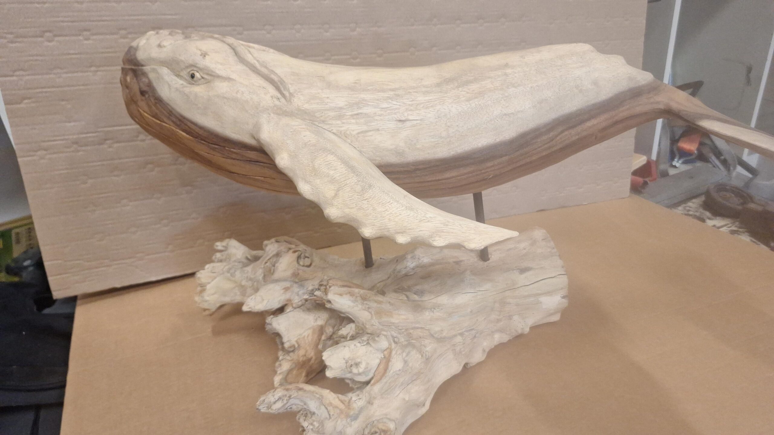 Wal Buckelwal Holz auf Ständer 90cm