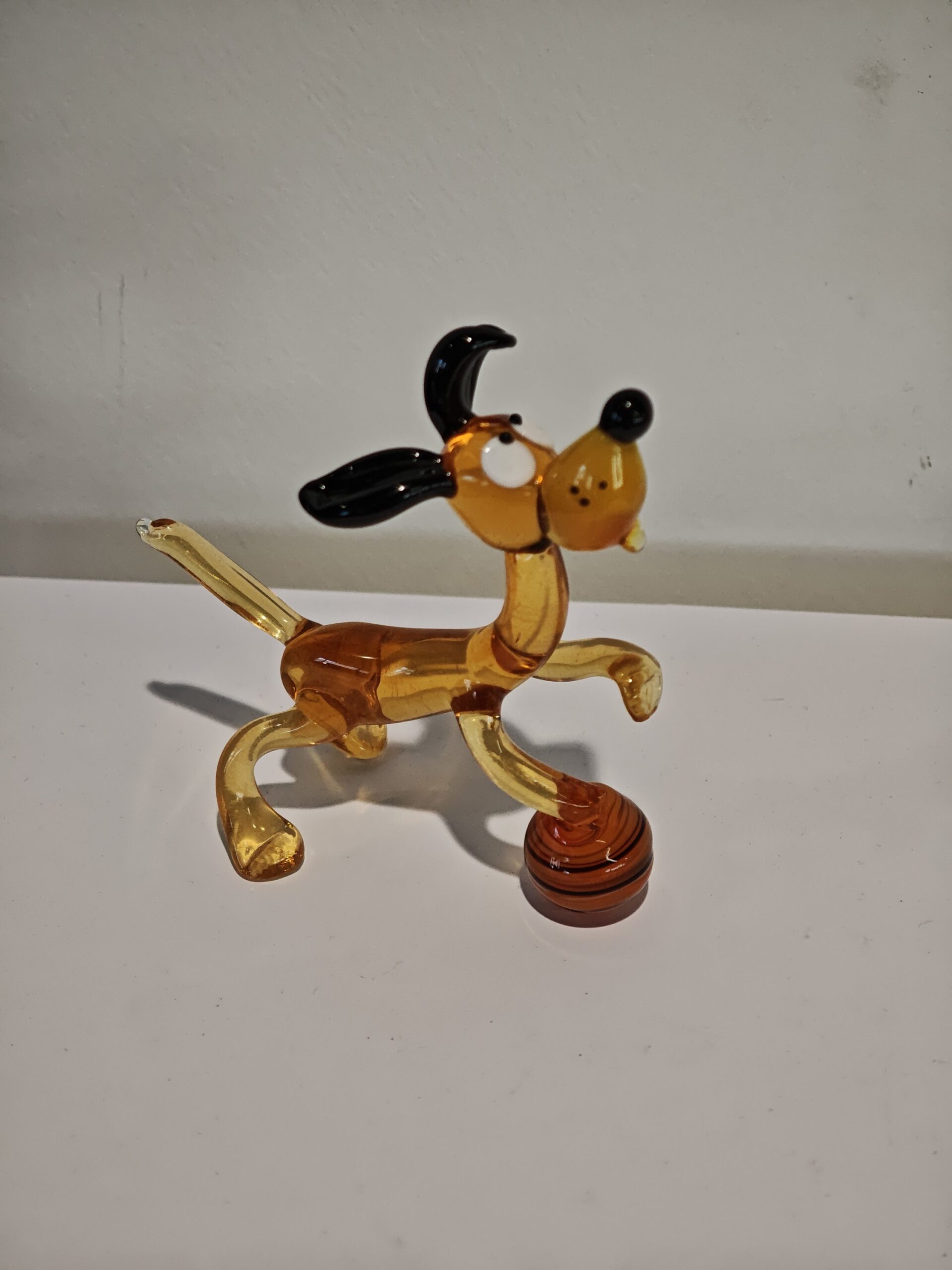 Miniglas beeldje Hond met bal goudgeel 10cm