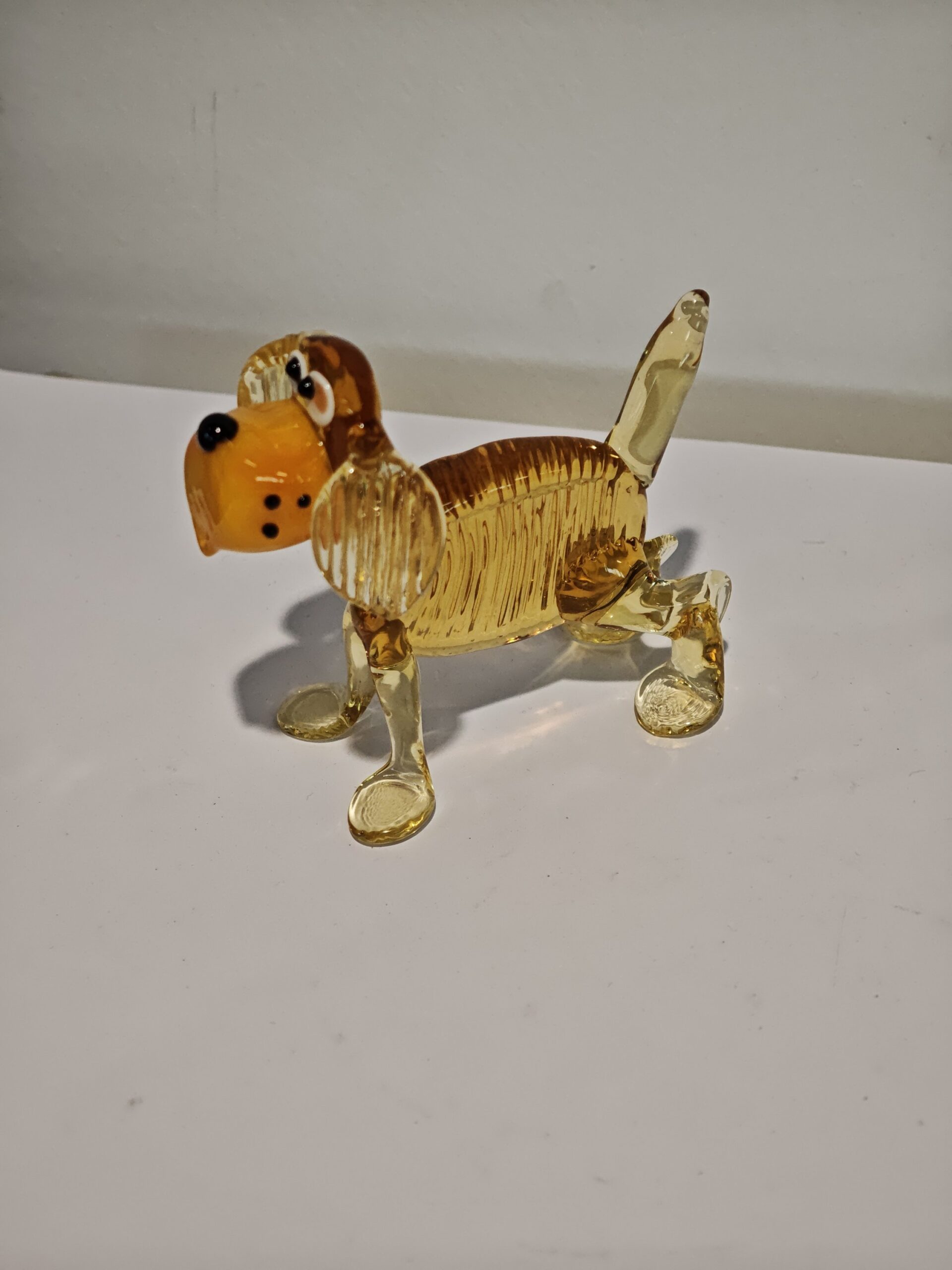 Miniatur Glasfigur Hund gerippt goldgelb 8cm