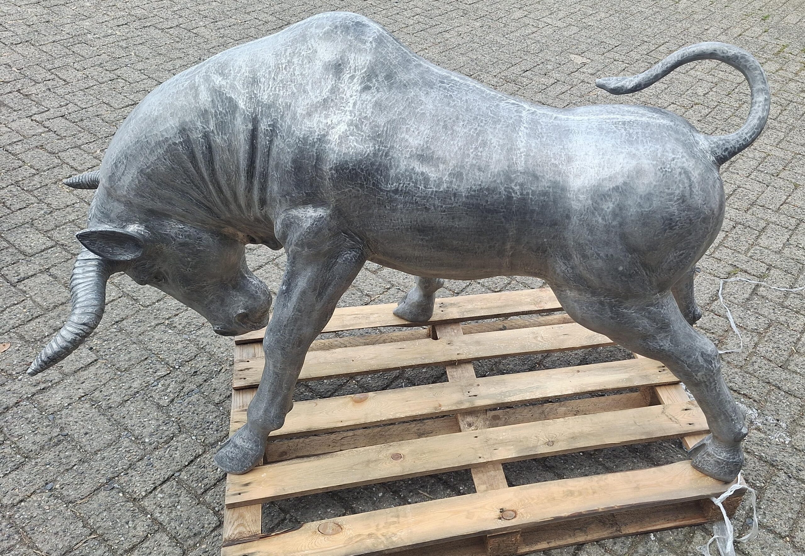 Stier van aluminium 145cm