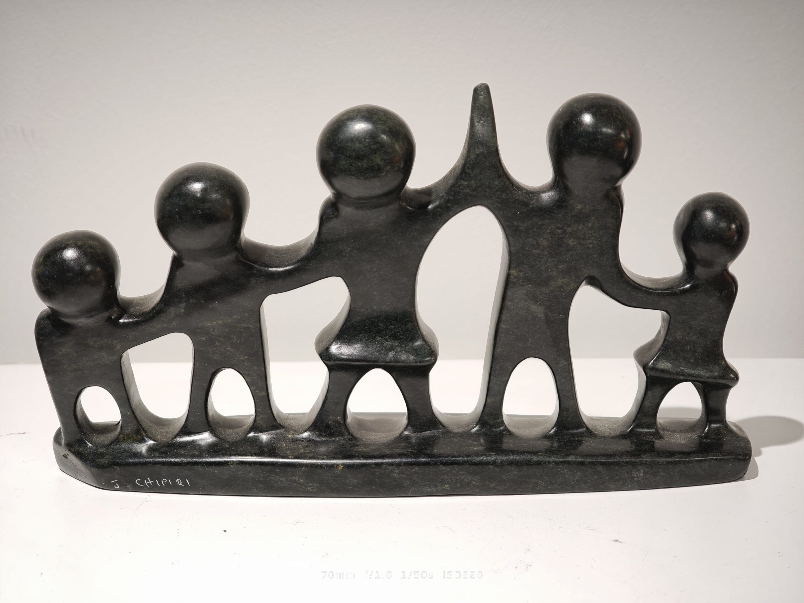 Beeld Familie 5 mensen op rij speksteen 23cm