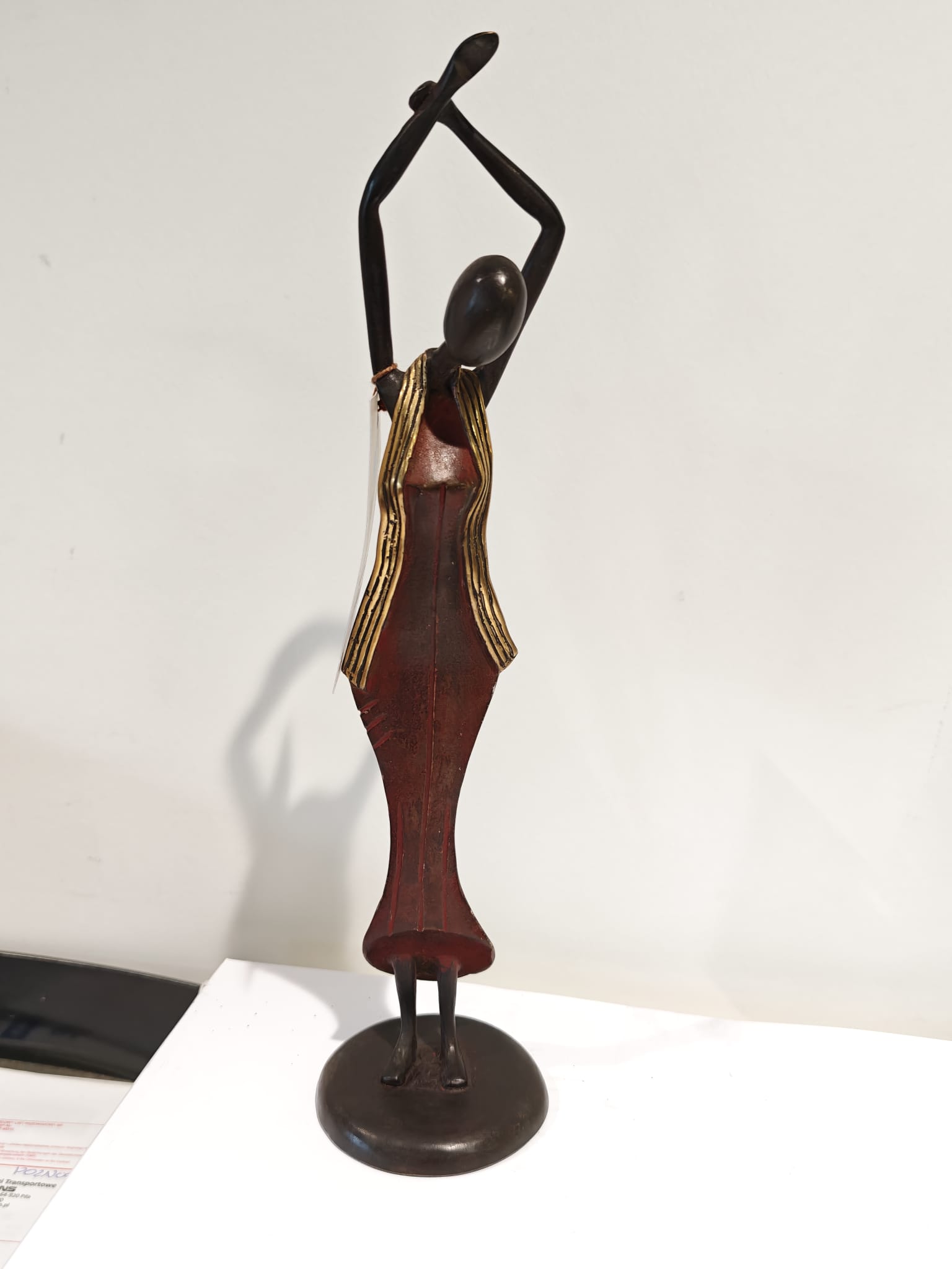 Afrikanische Bronzestatue Tänzerin rot gold eliassen.de