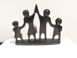 Beeld Familie 4 mensen op rij speksteen eliassen.nl