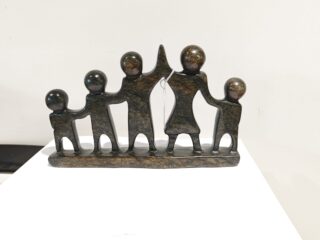 Beeld Familie 5 mensen op rij speksteen 28cm eliassen.nl