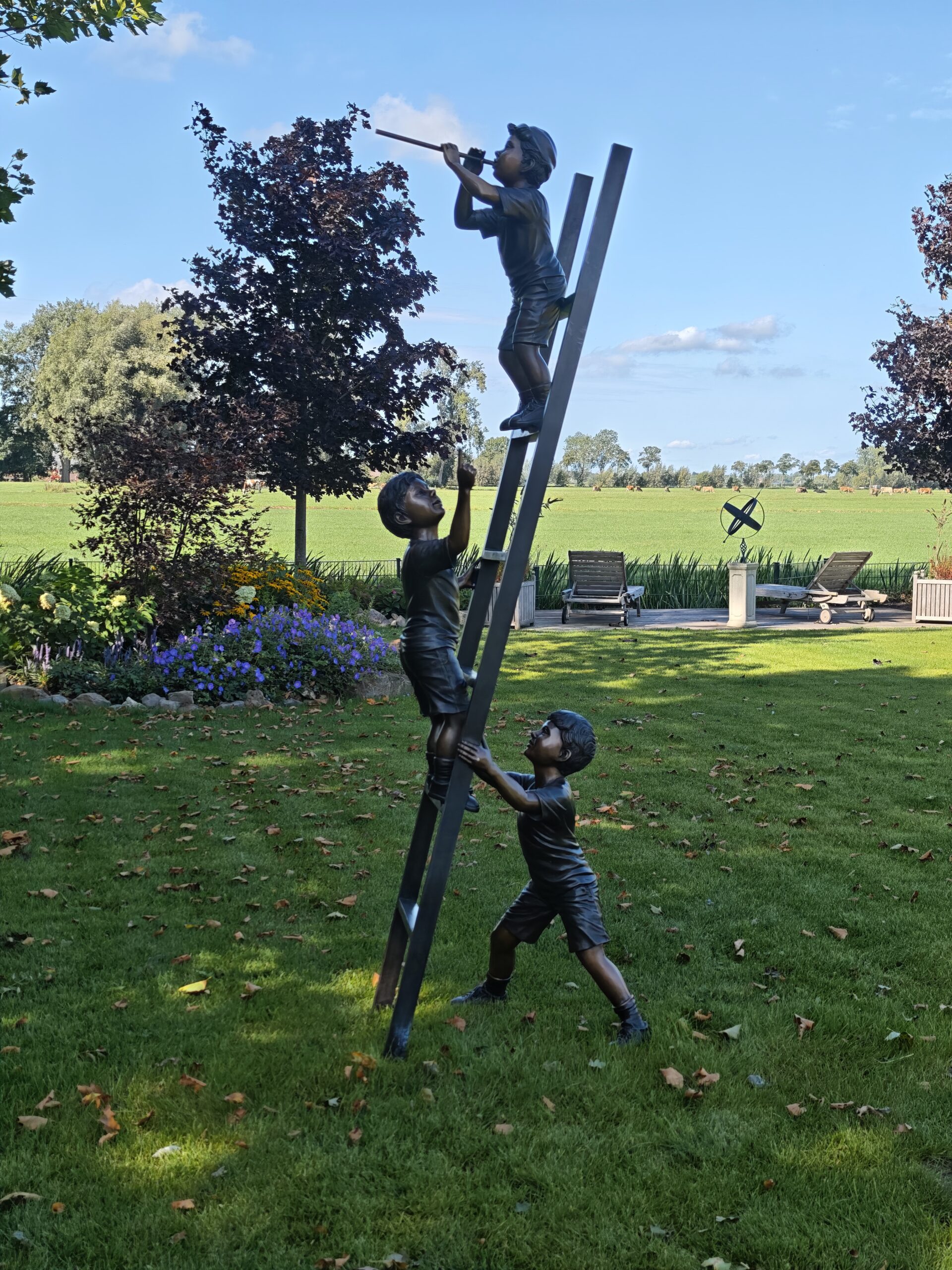 Skulptur Bronze 3 Kinder auf Leiter eliassen.nl