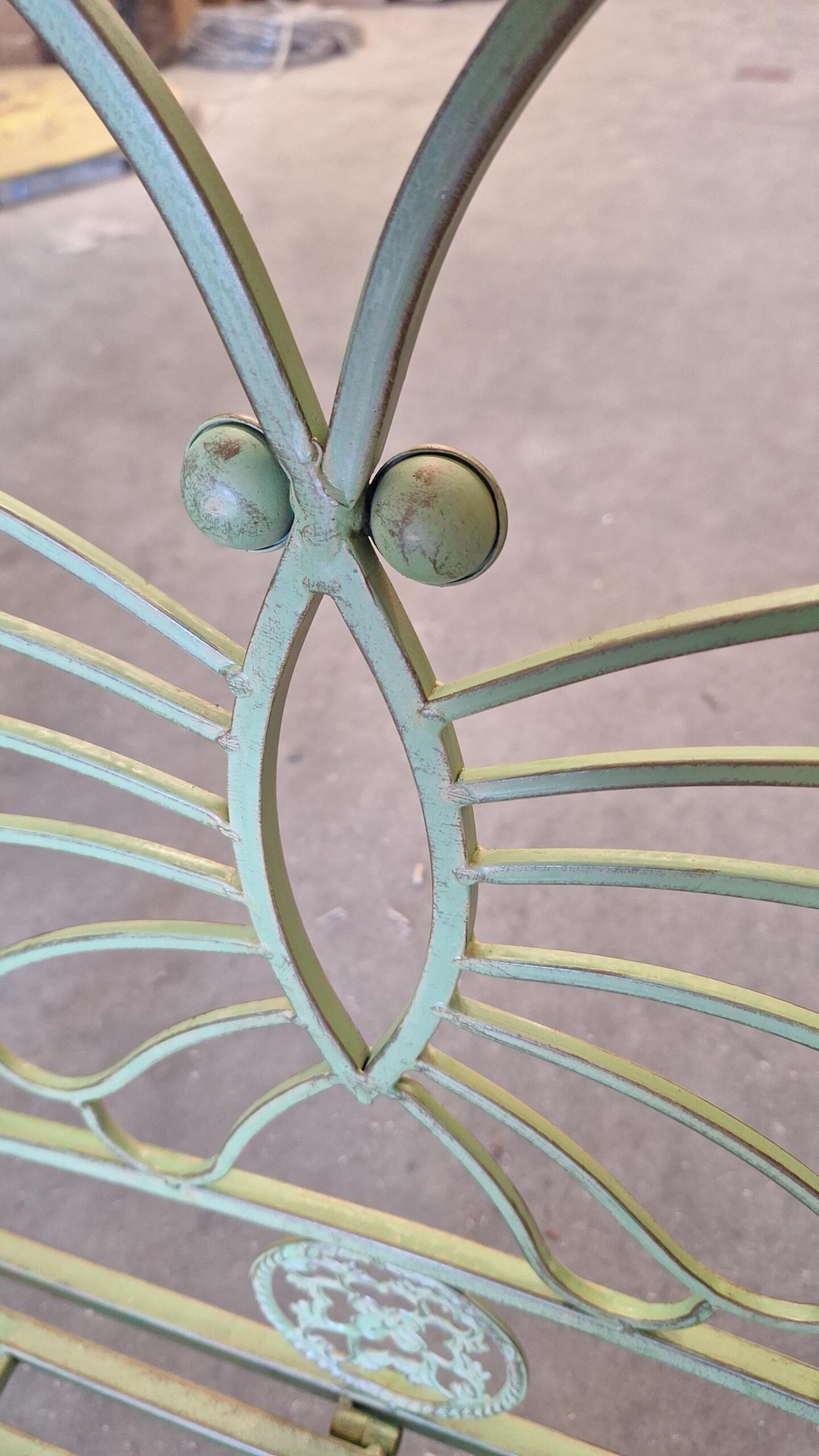 Klassische Gartenbank mit Schmetterling Metall 132cm grün