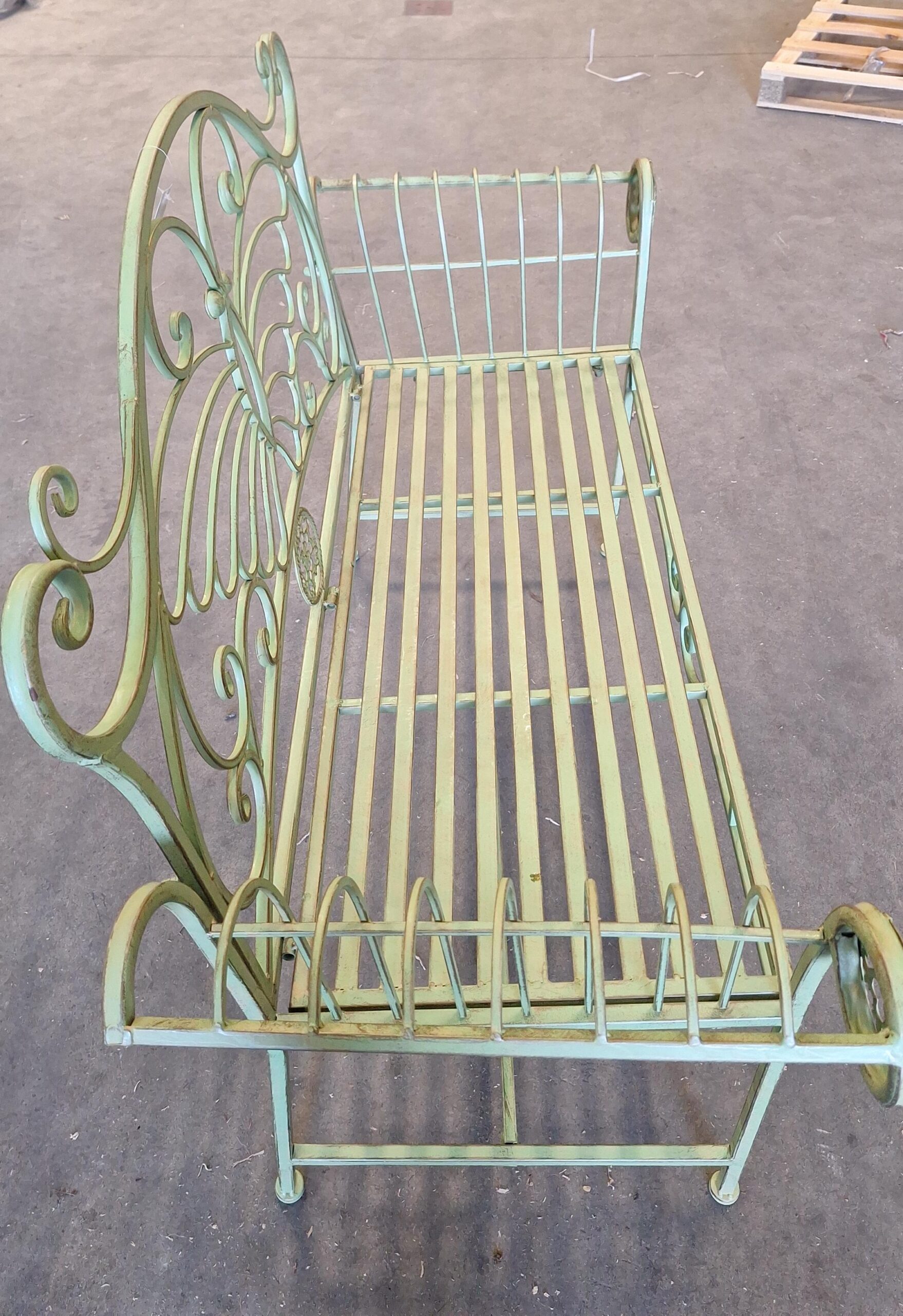 Klassische Gartenbank mit Schmetterling Metall 132cm grün