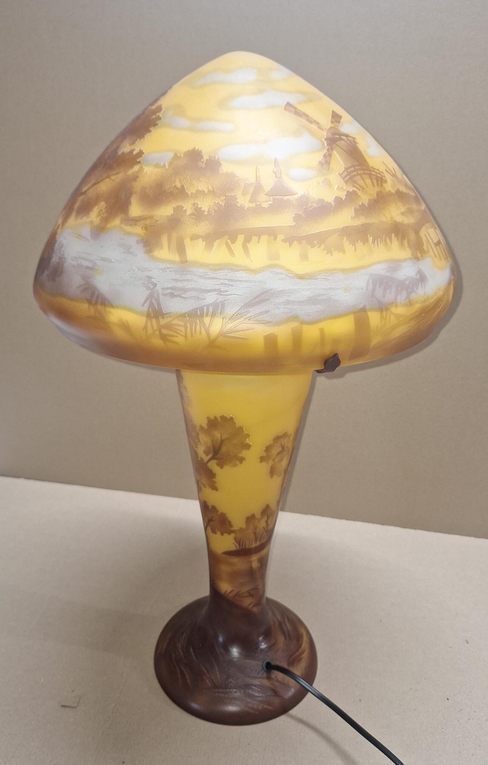 Cameo glaslamp van Emile Gallé Landschap 59cm