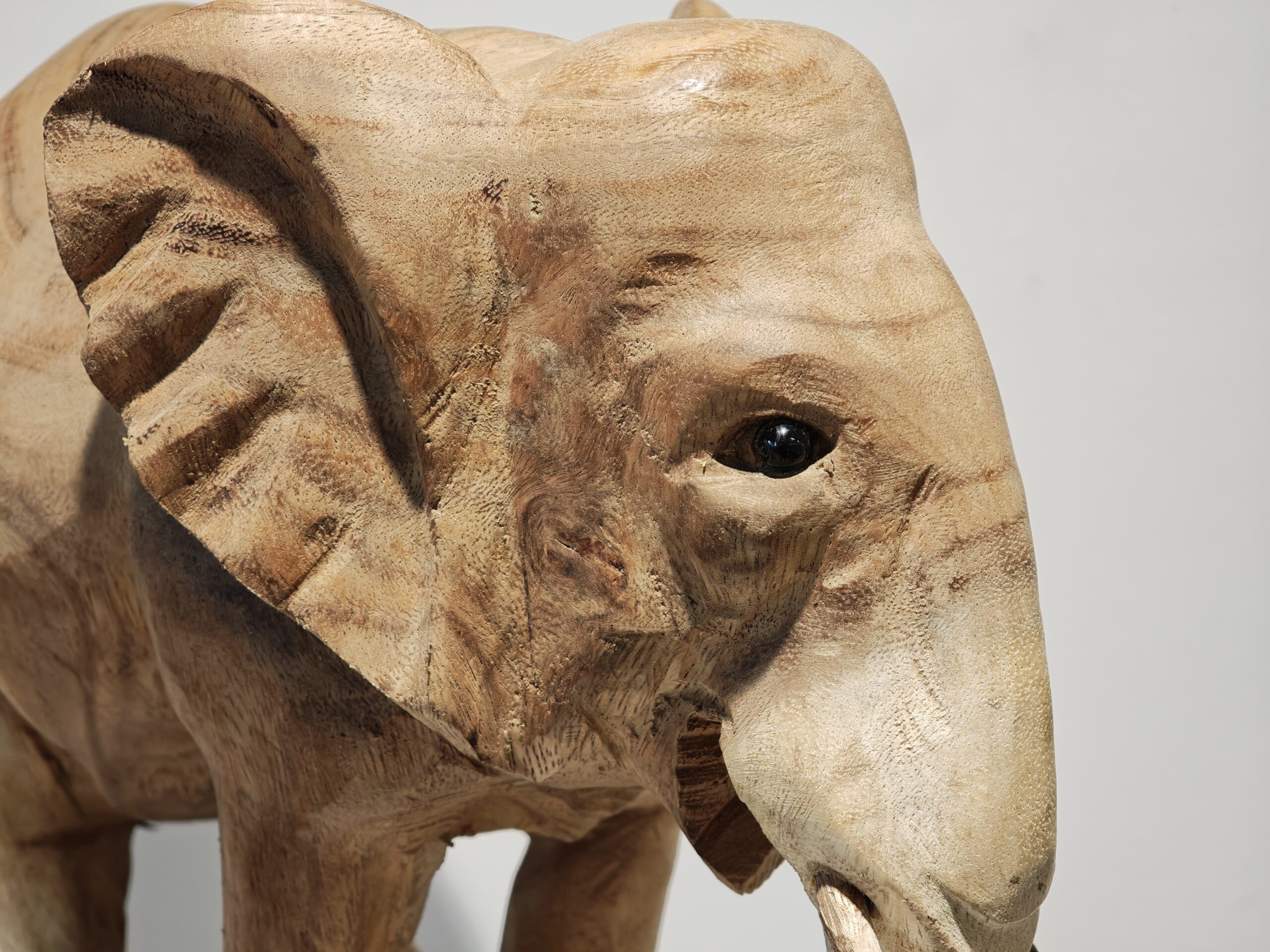 Beeld hout Olifant op blok 47cm eliassen.nl