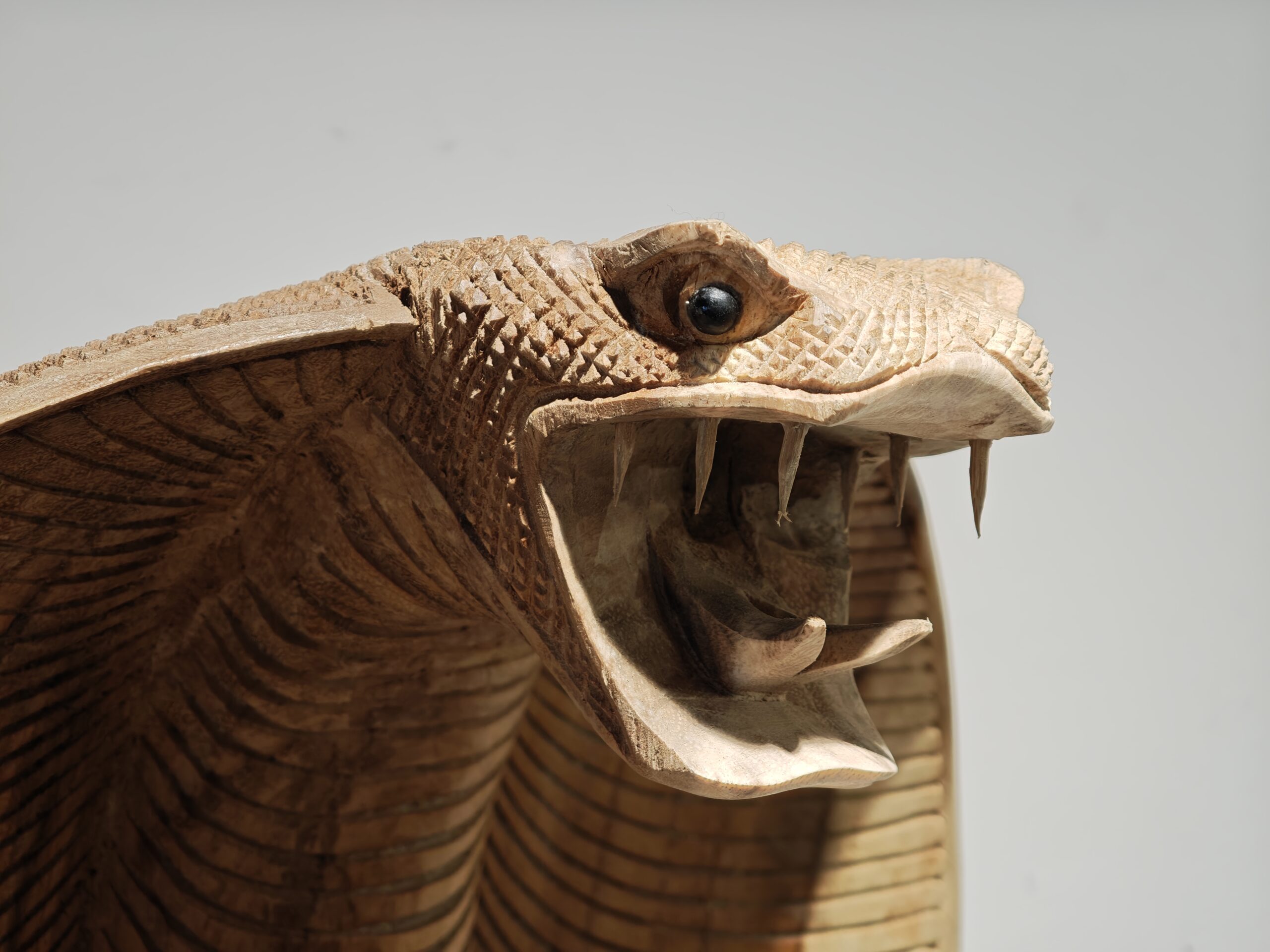 Beeld hout gedetailleerde Cobra slang 80cm eliassen.nl