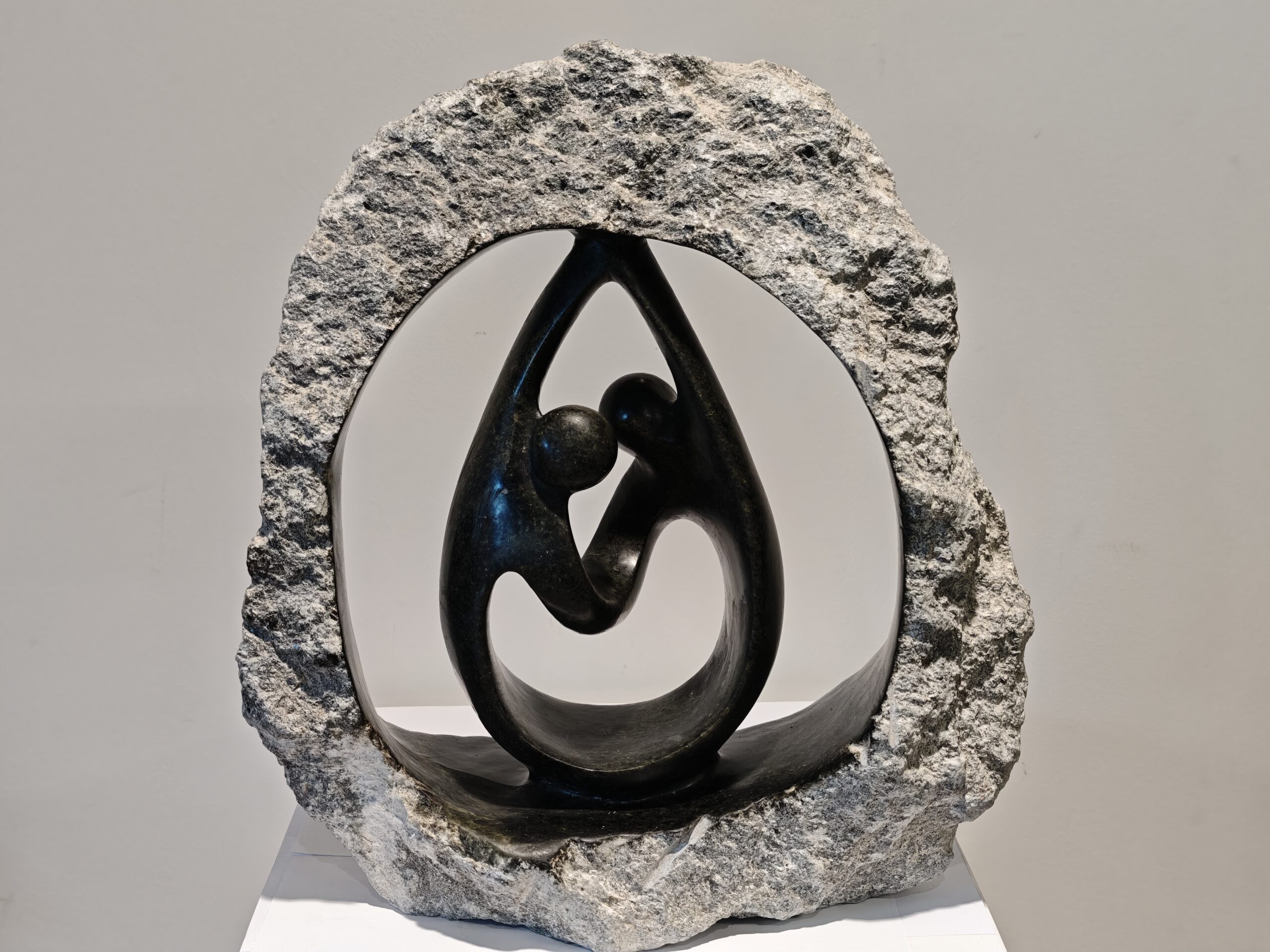 Speckstein Skulptur Paar tanzt in rauem Stein 41cm eliassen.nl