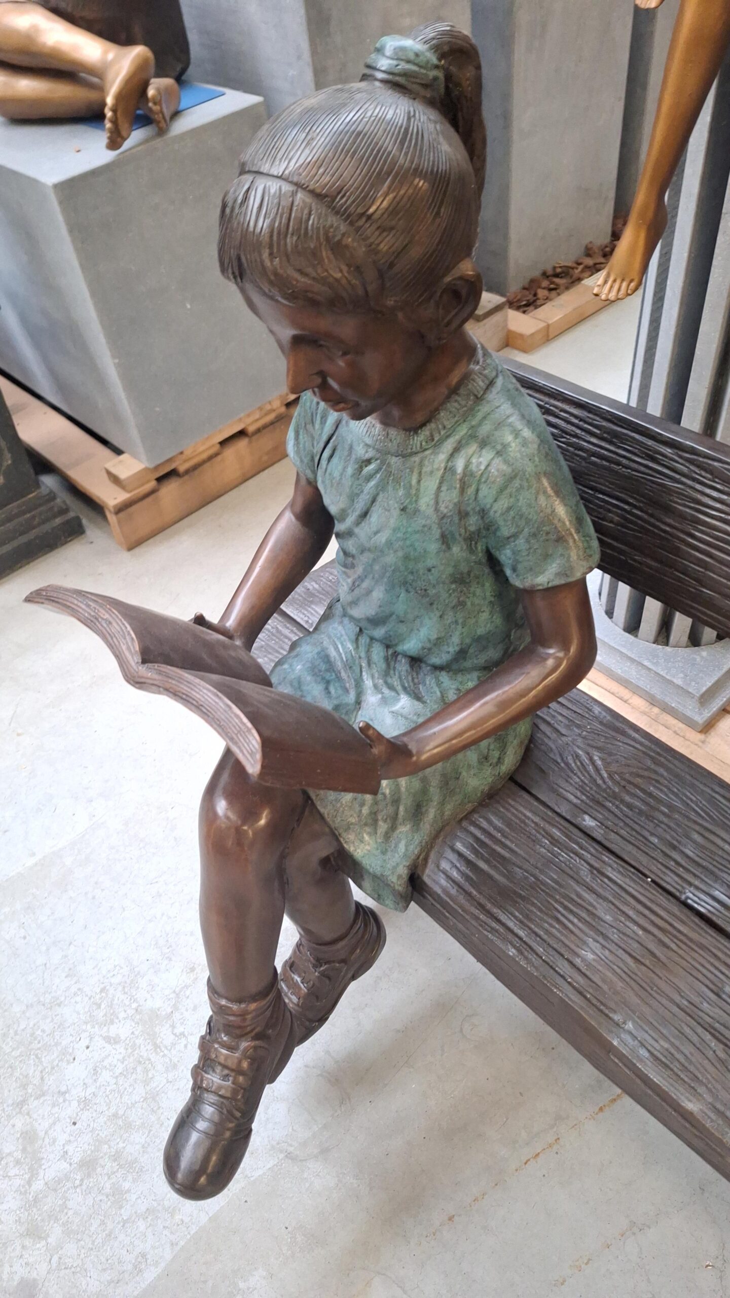 Reading girl on bench bronze 111cm