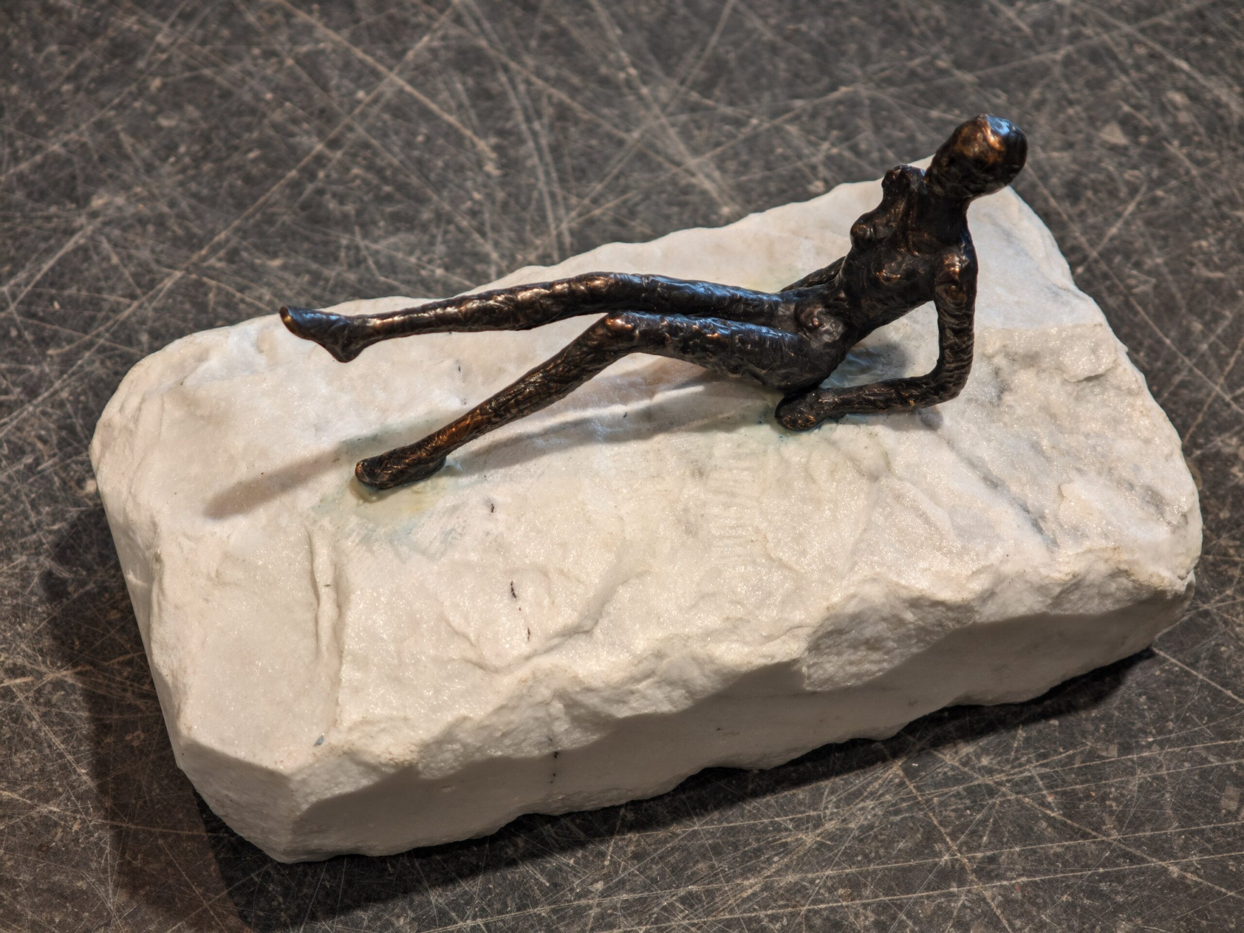 Beeld brons op steen Chilling 17cm