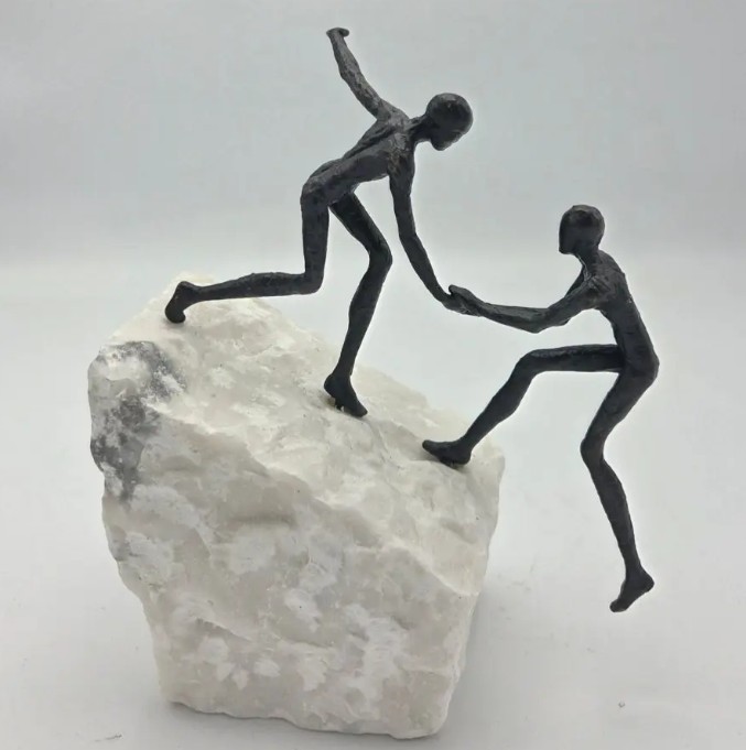 Bronze statue on stone Helping hand Eliassen.nl bs1564