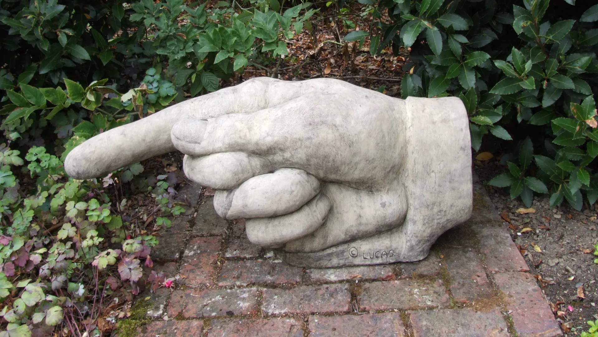 Beeld Sculptuur Wijzende hand 84cm