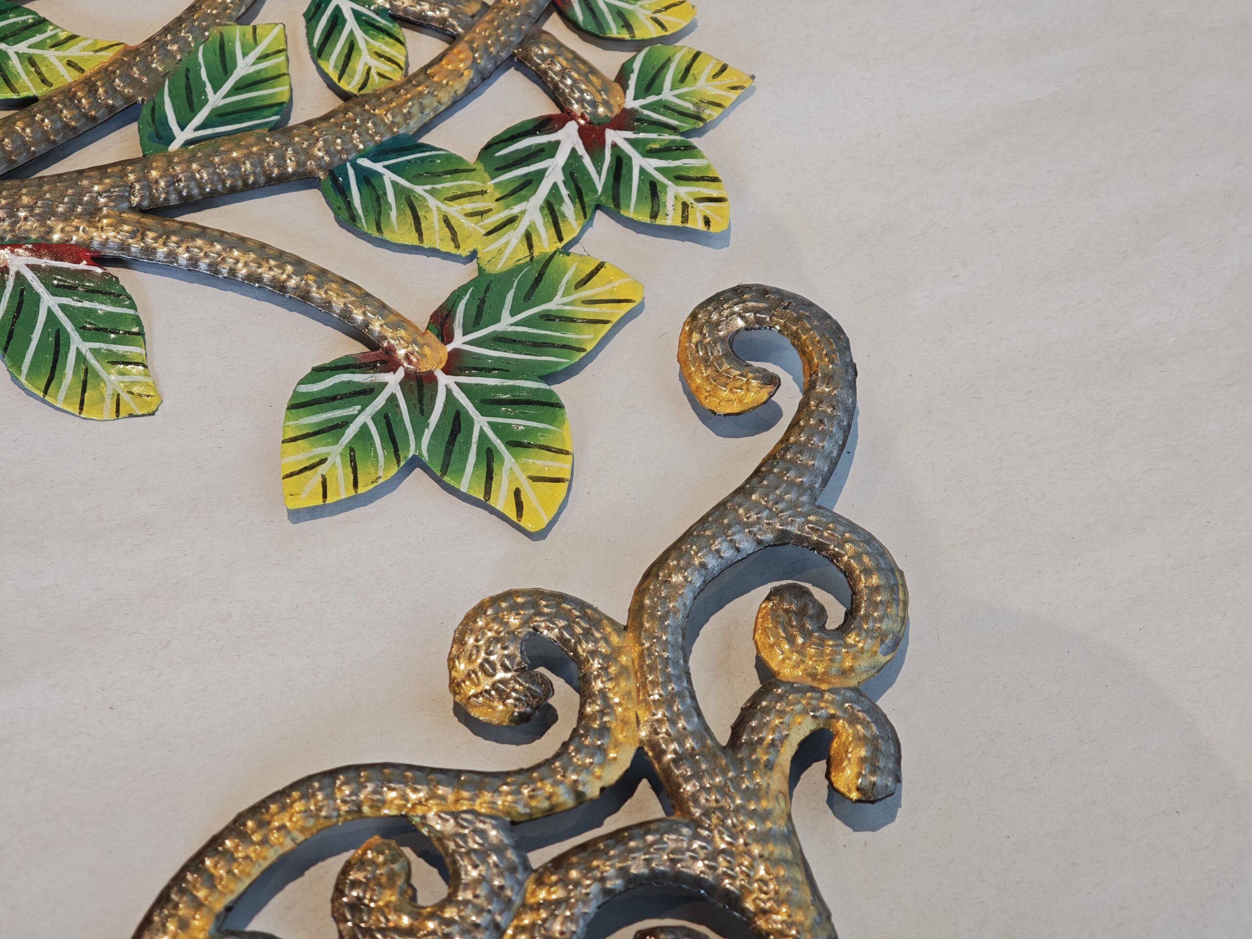 Ölfass Wanddekoration Lebensbaum grün mit geflochtenem Stamm und Herz 58cm eliassen.co.uk 6