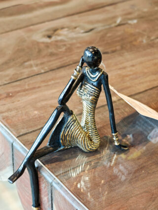 Afrikaans bronzen beeld zittende vrouw met goud geribbelde jurk 23cm eliassen.nl 3
