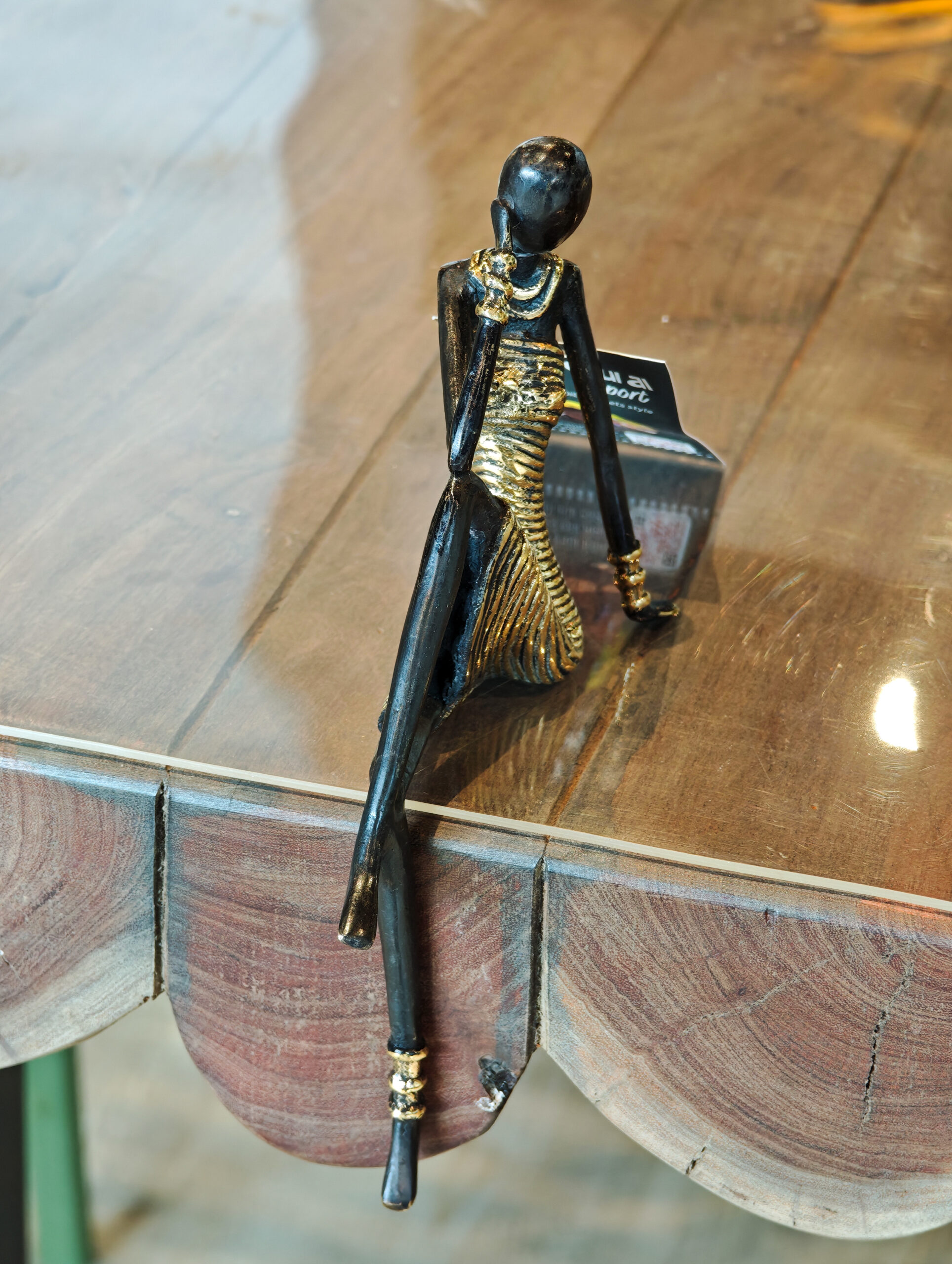 Afrikanische Bronzestatue sitzende Frau mit goldgeripptem Kleid 23cm eliassen.co.uk 3