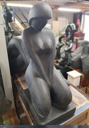 Beeld knielende vrouw met gebogen hoofd - Eliassen.nl