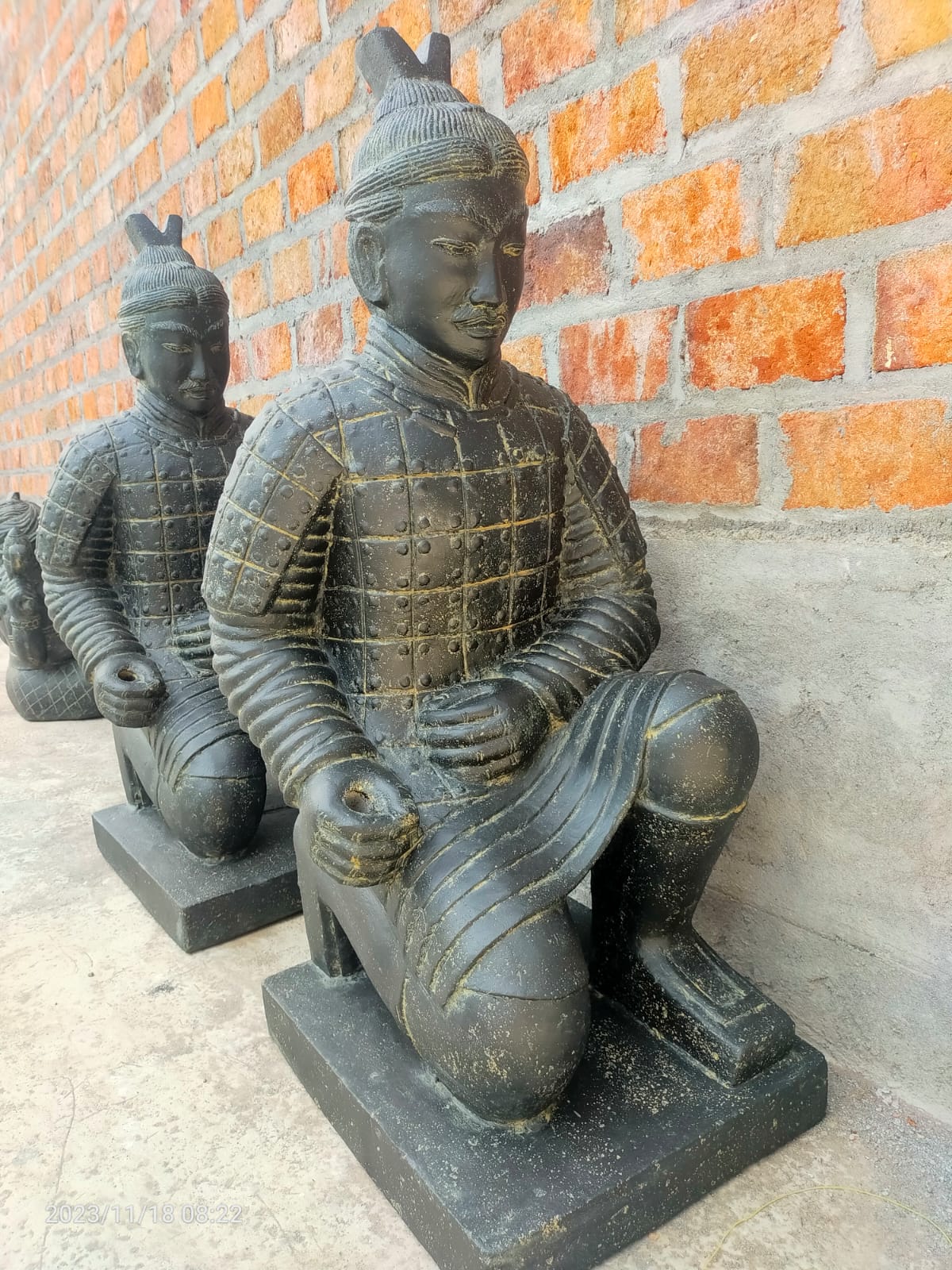 Gartenstatue kniender Krieger auf einem Knie - Eliassen.de