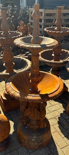 Gietijzeren waterfontein met zwanen 140cm hoog - Eliassen.nl