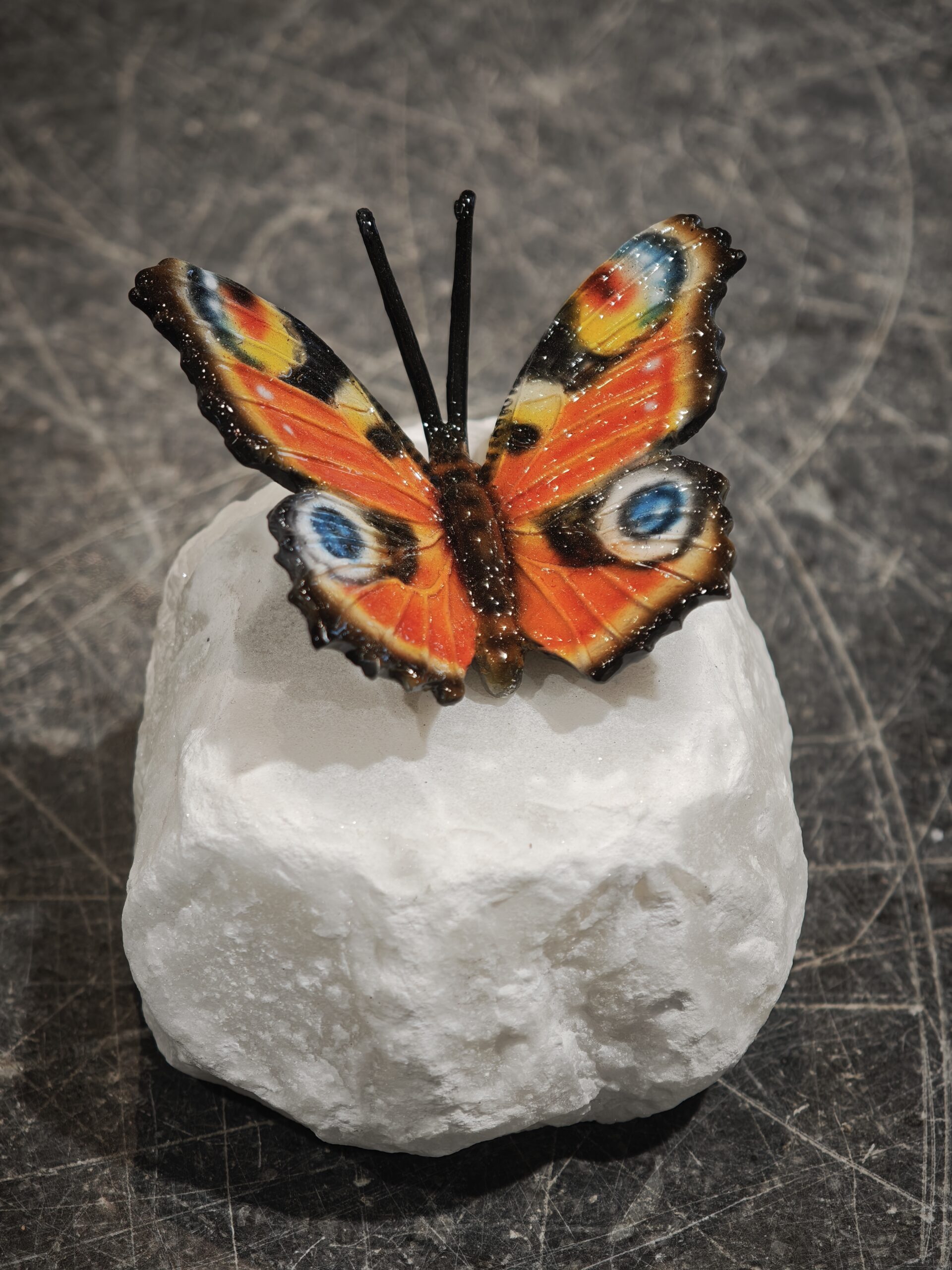 Bronzen beeld op kei Vlinder Dagpauwoog oranje 6cm