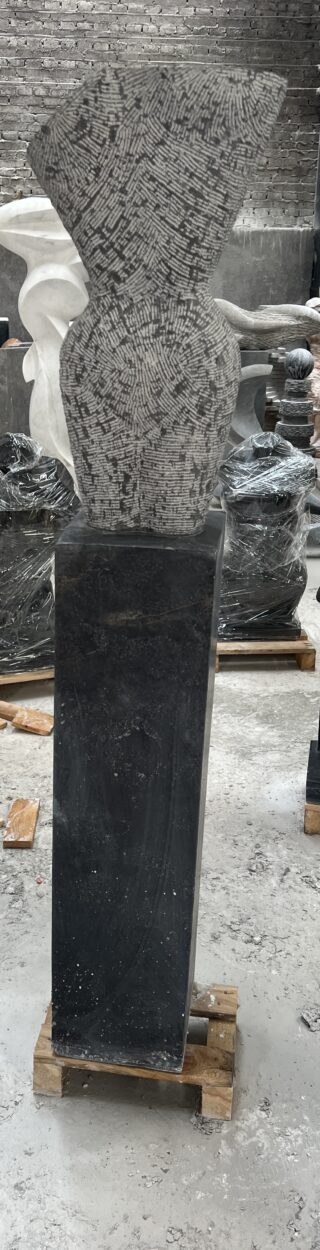 beeld hardsteen abstracte torso 130cm - Eliassen.nl
