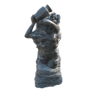 beeld fontein vrouwenfiguur straal in gezicht - Eliassen.nl