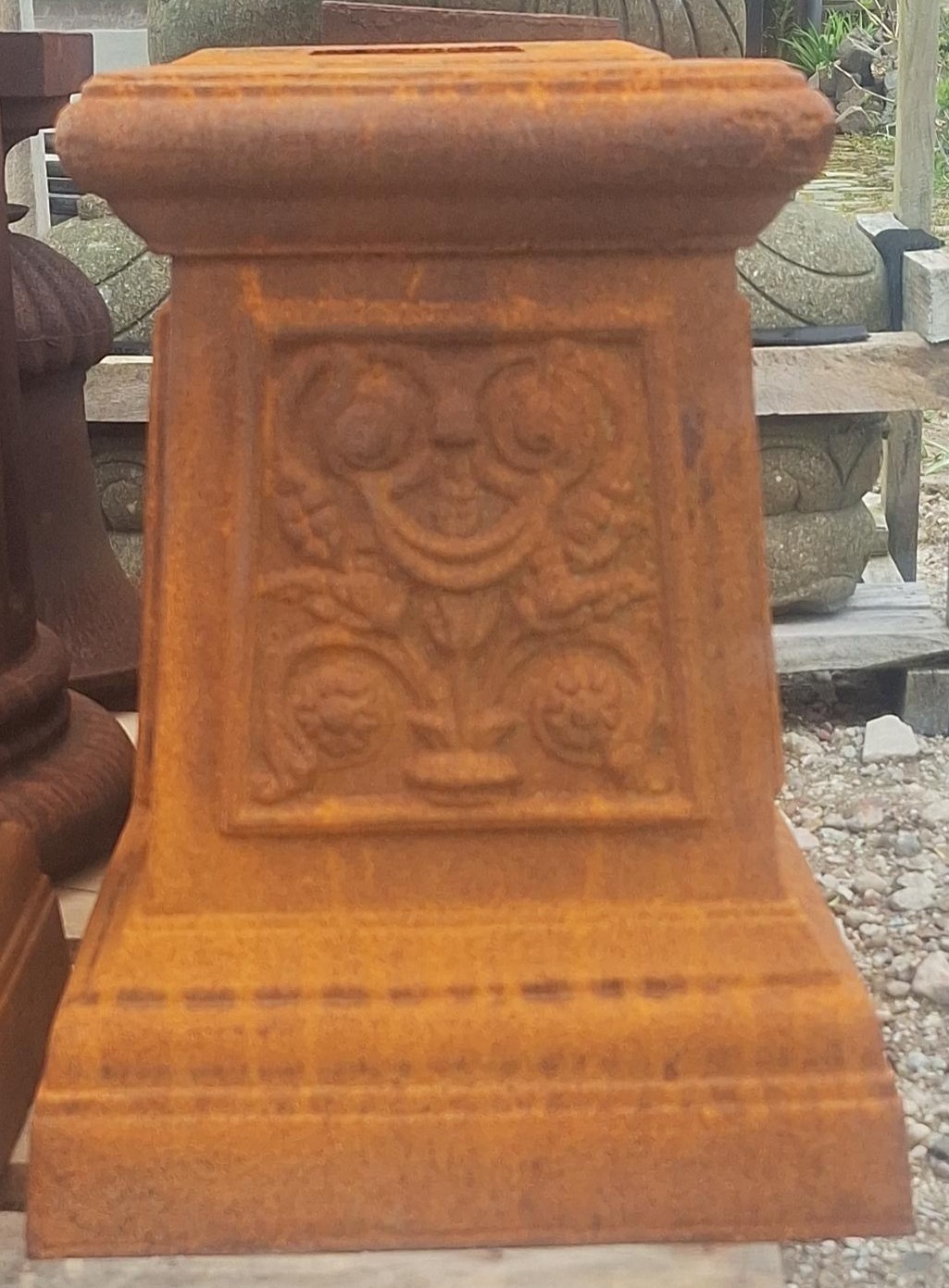 Sockel quadratisch, konisch, Gusseisen mit Verzierungen 44cm