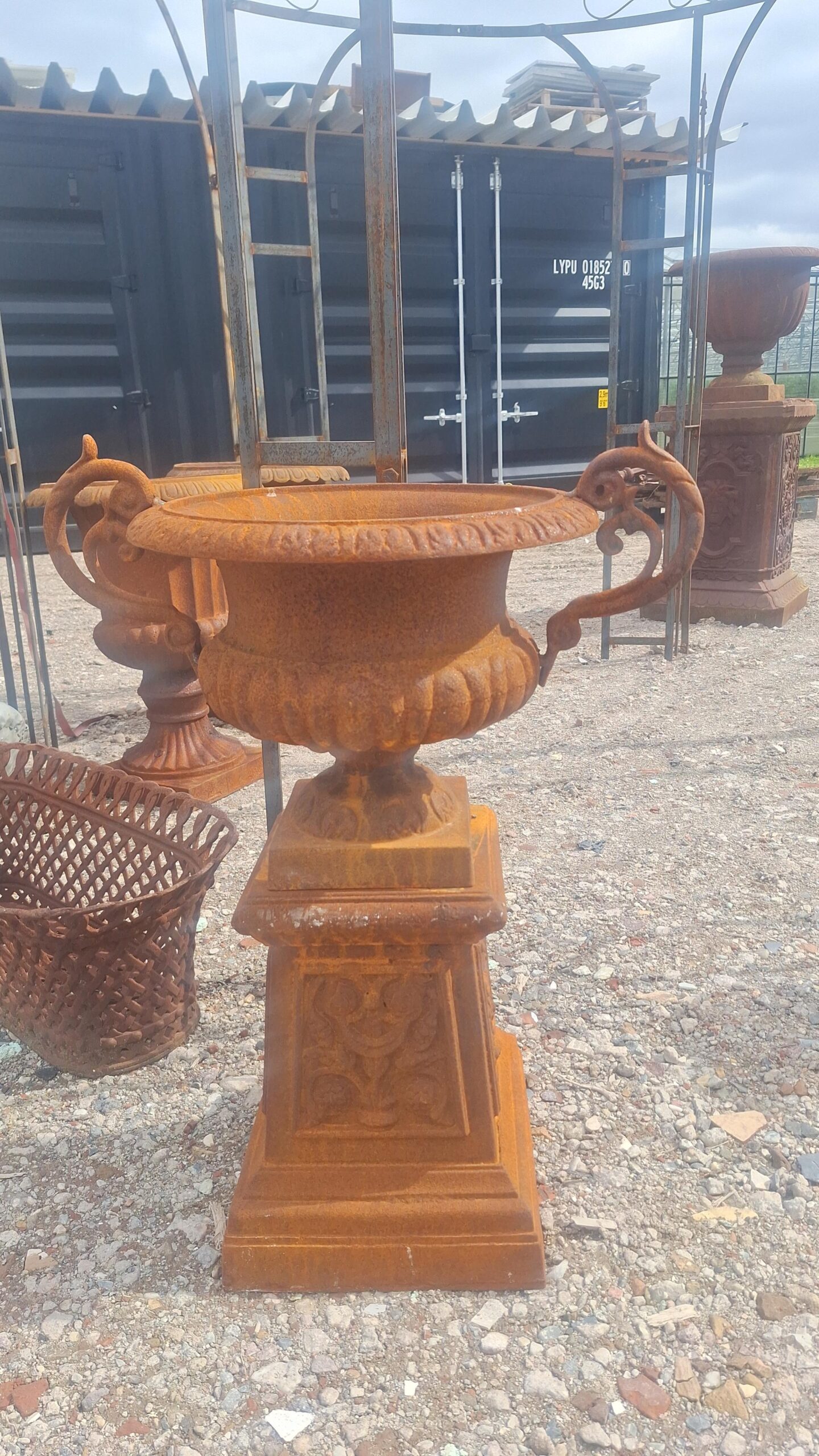 Sockel quadratisch, konisch, Gusseisen mit Verzierungen 44cm