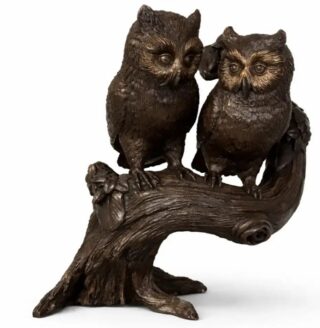 bronzen beeld twee uilen op een boomstronk - Eliassen.nl