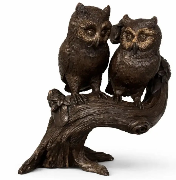 bronzen beeld twee uilen op een boomstronk - Eliassen.nl