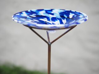 Vogel Trinkschale Glas blau mit weiß auf Stift - Eliassen.nl