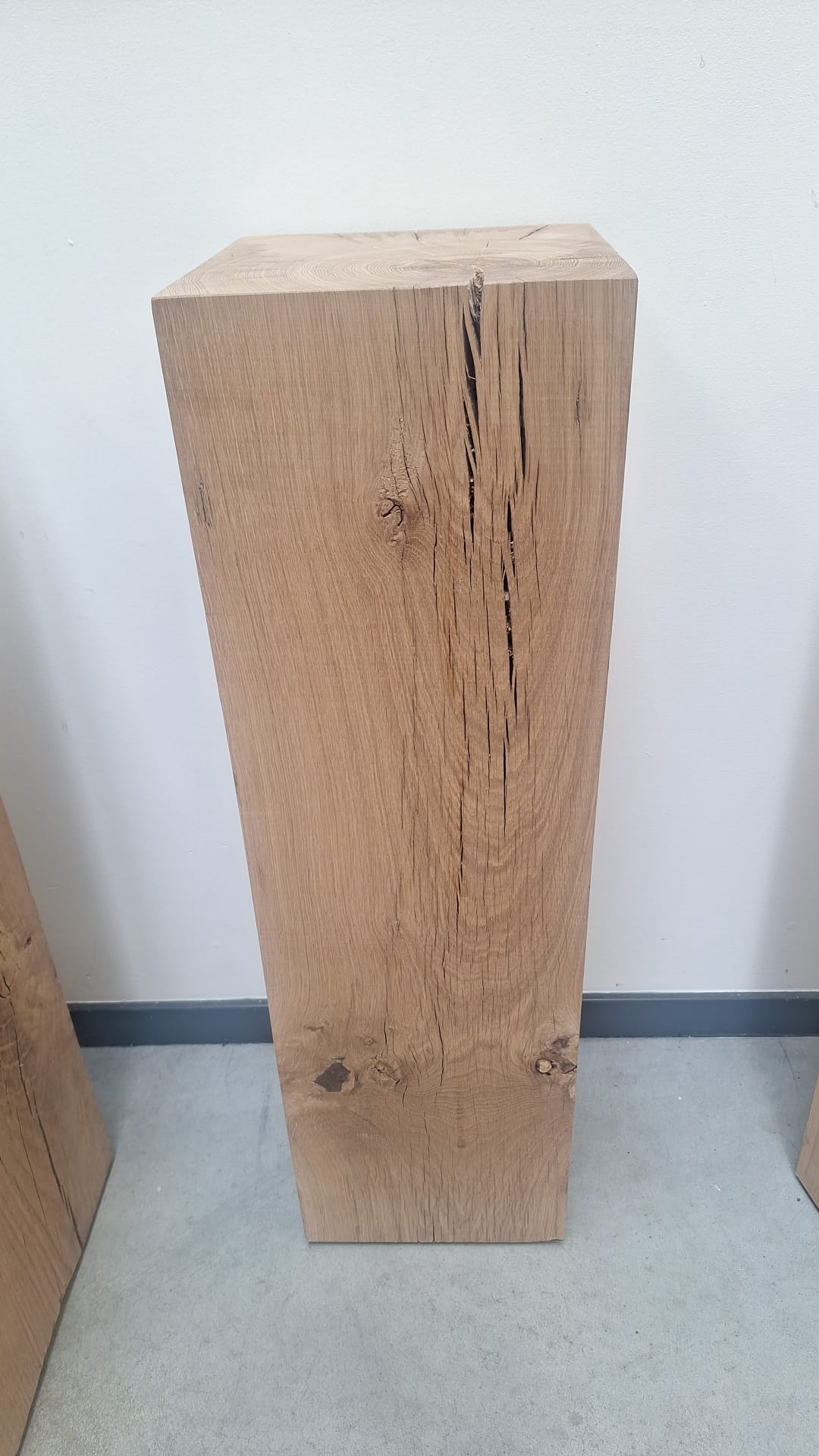 pedestal oak planed 24x24x80cm - Eliassen.nl