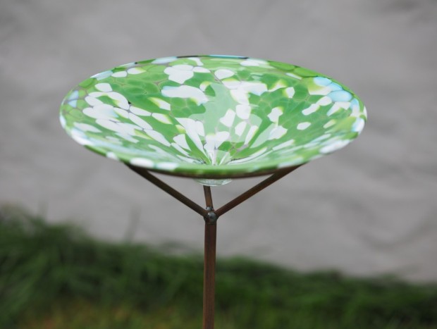 Vogelbadje glas op pin groen en wit - Eliassen.nl