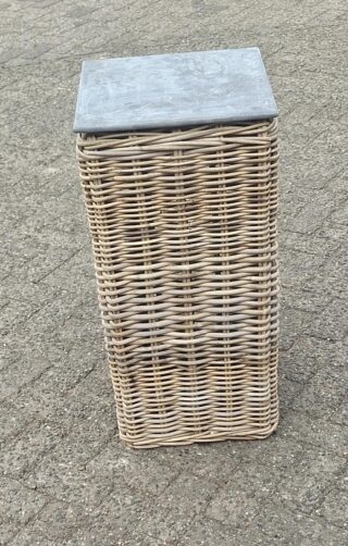 Rotan zuil met hardstenen plateau 70cm hoog - Eliassen.nl