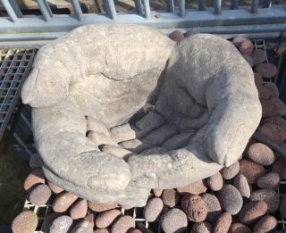 Waterornament gevouwen handen beton - Eliassen.nl