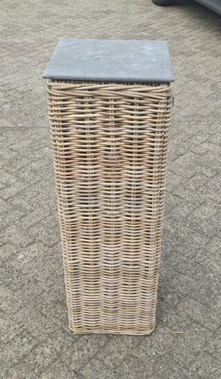 Rotan zuil met hardstenen plateau 105cm hoog - Eliassen.nl
