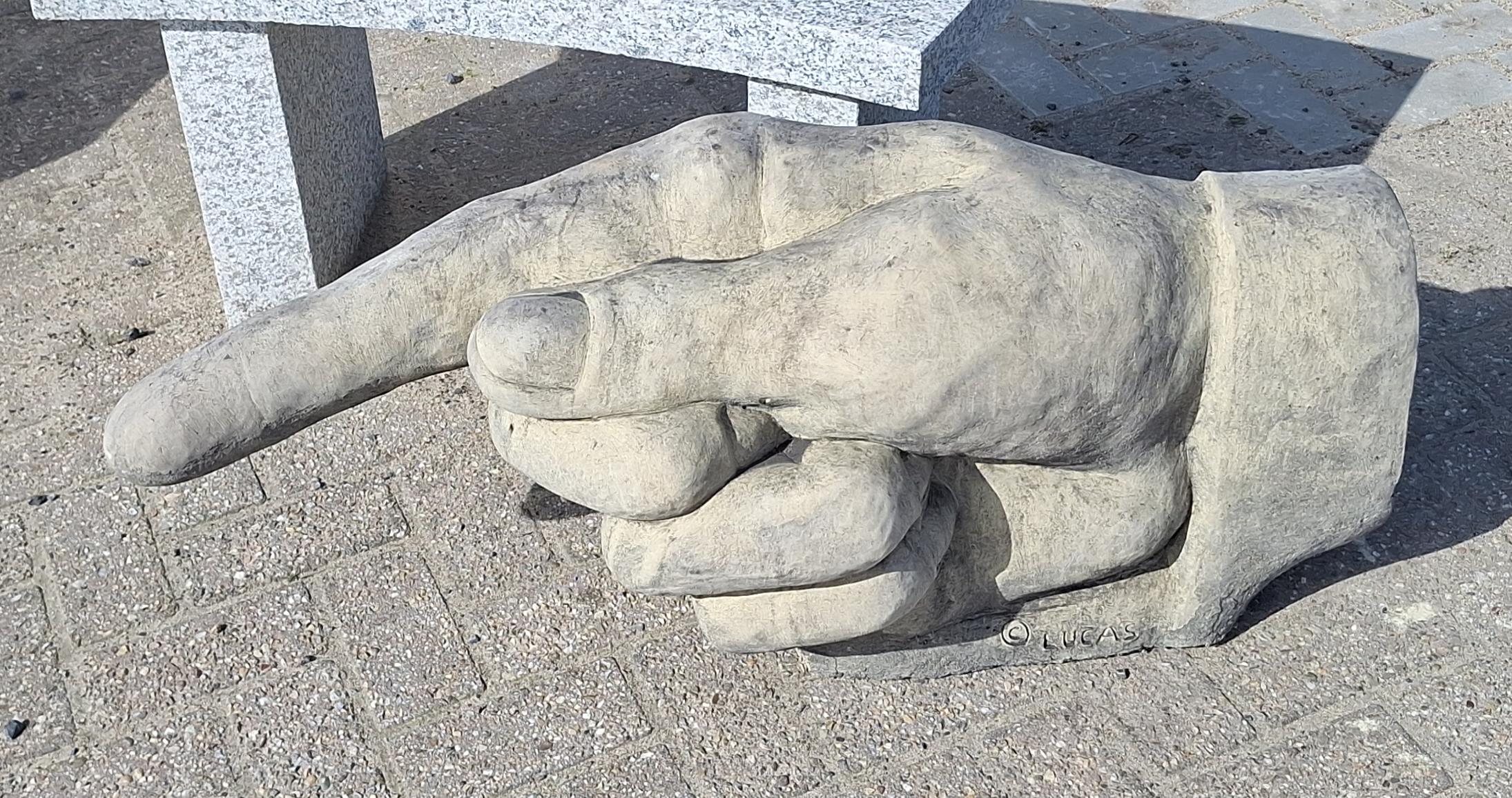 Beeld Sculptuur Wijzende hand 84cm