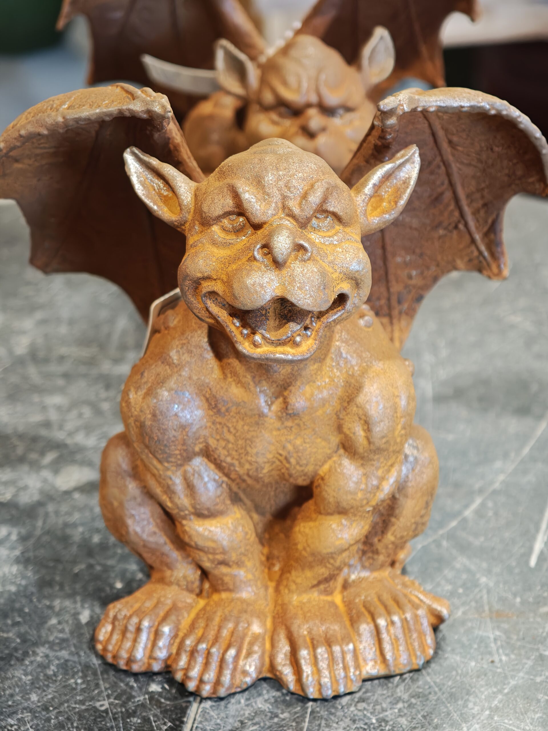 Gietijzeren beeld Gargoyle kijkend 17cm