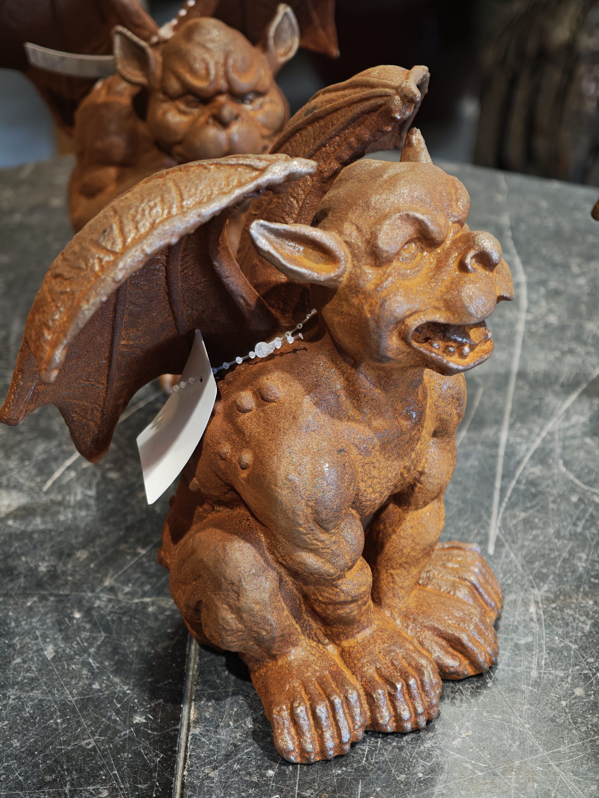 Gietijzeren beeld Gargoyle kijkend 17cm