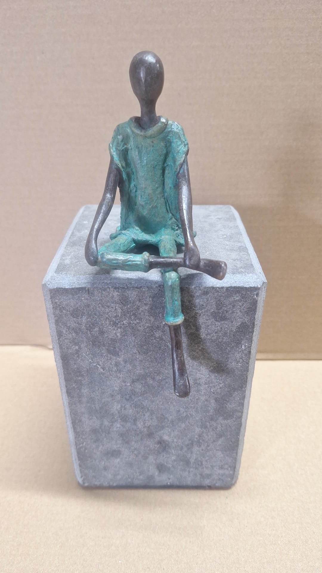 bronzen beeld zittende jongen - Eliassen.nl