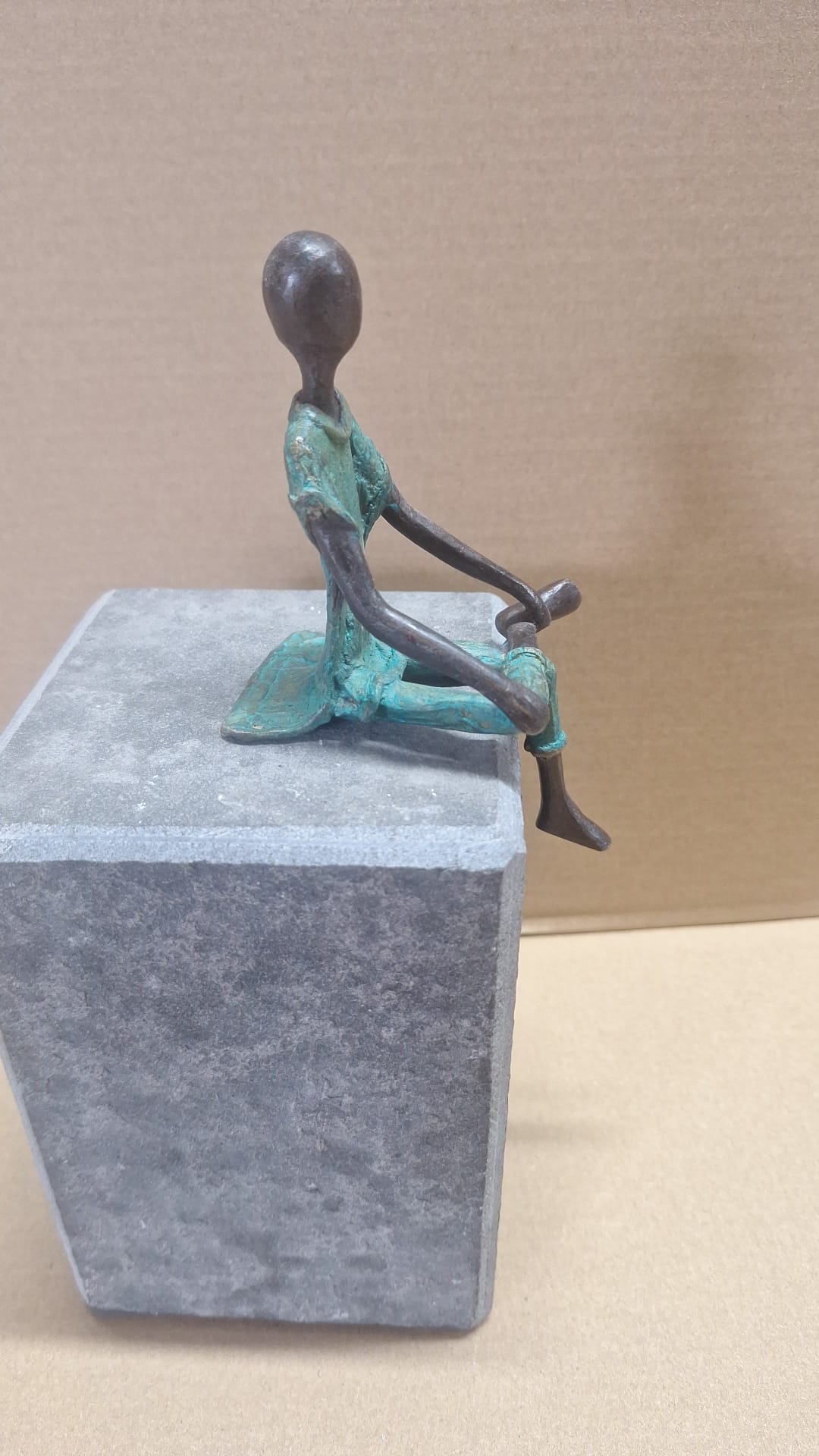 Bronzen beeld Afrikaans Zittende jongen relaxt 15cm