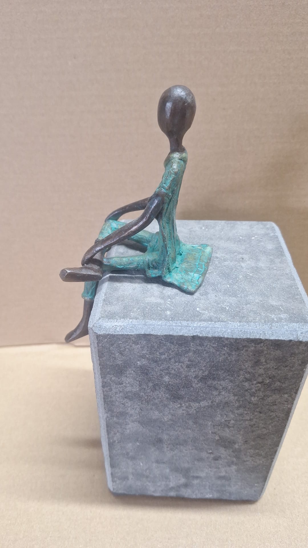 Bronzen beeld Afrikaans Zittende jongen relaxt 15cm