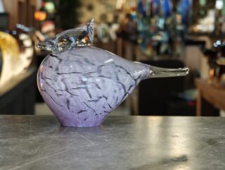 vogel glas met kuif wit en lila - Eliassen.nl