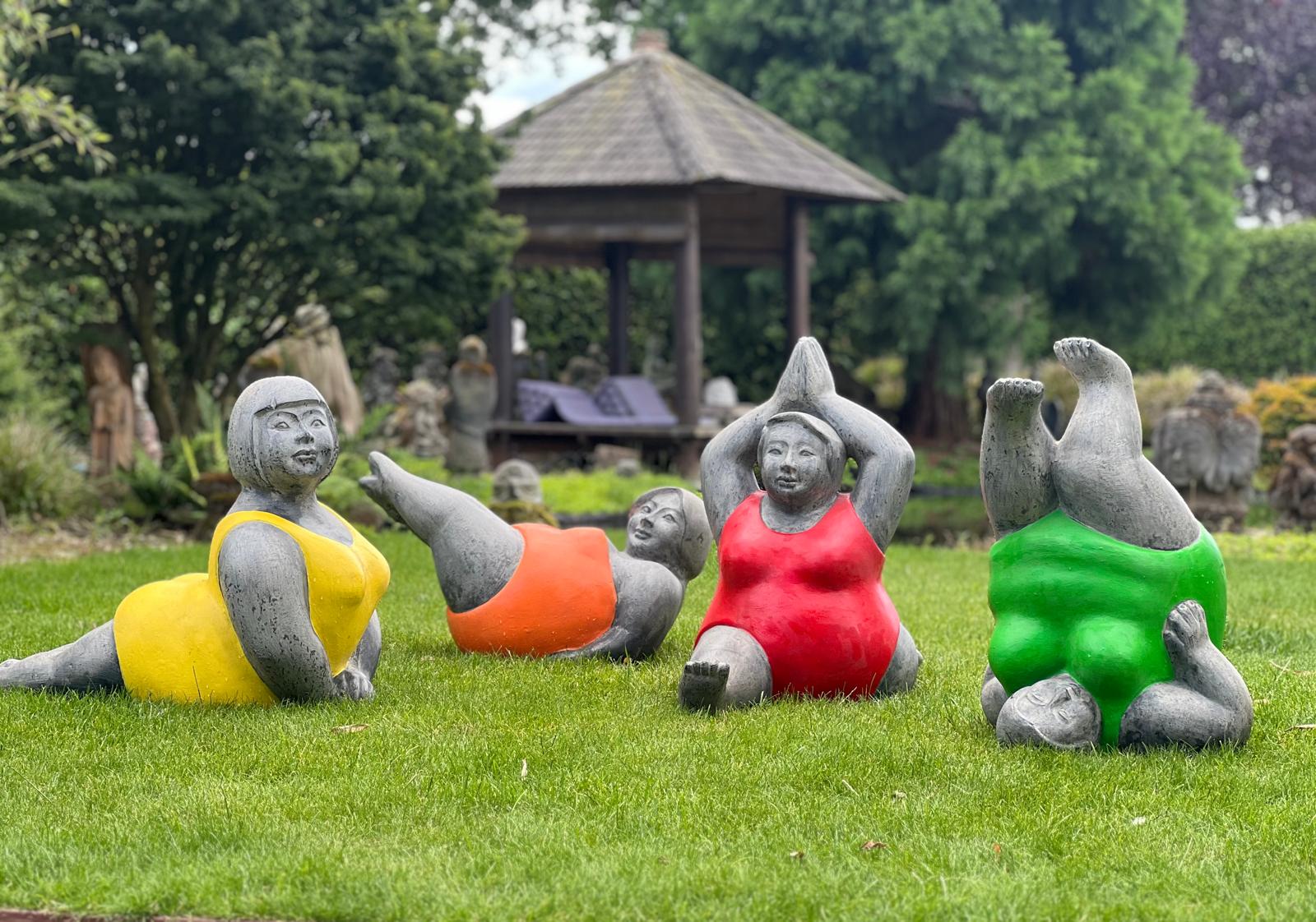 Beeld fiberstone Dikke dame in spagaat rood 95cm