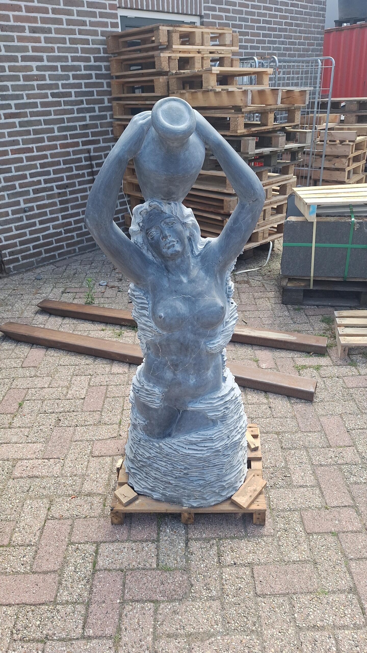 Beeld fontein vrouwenfiguur marmer Kruik achter hoofd 135cm