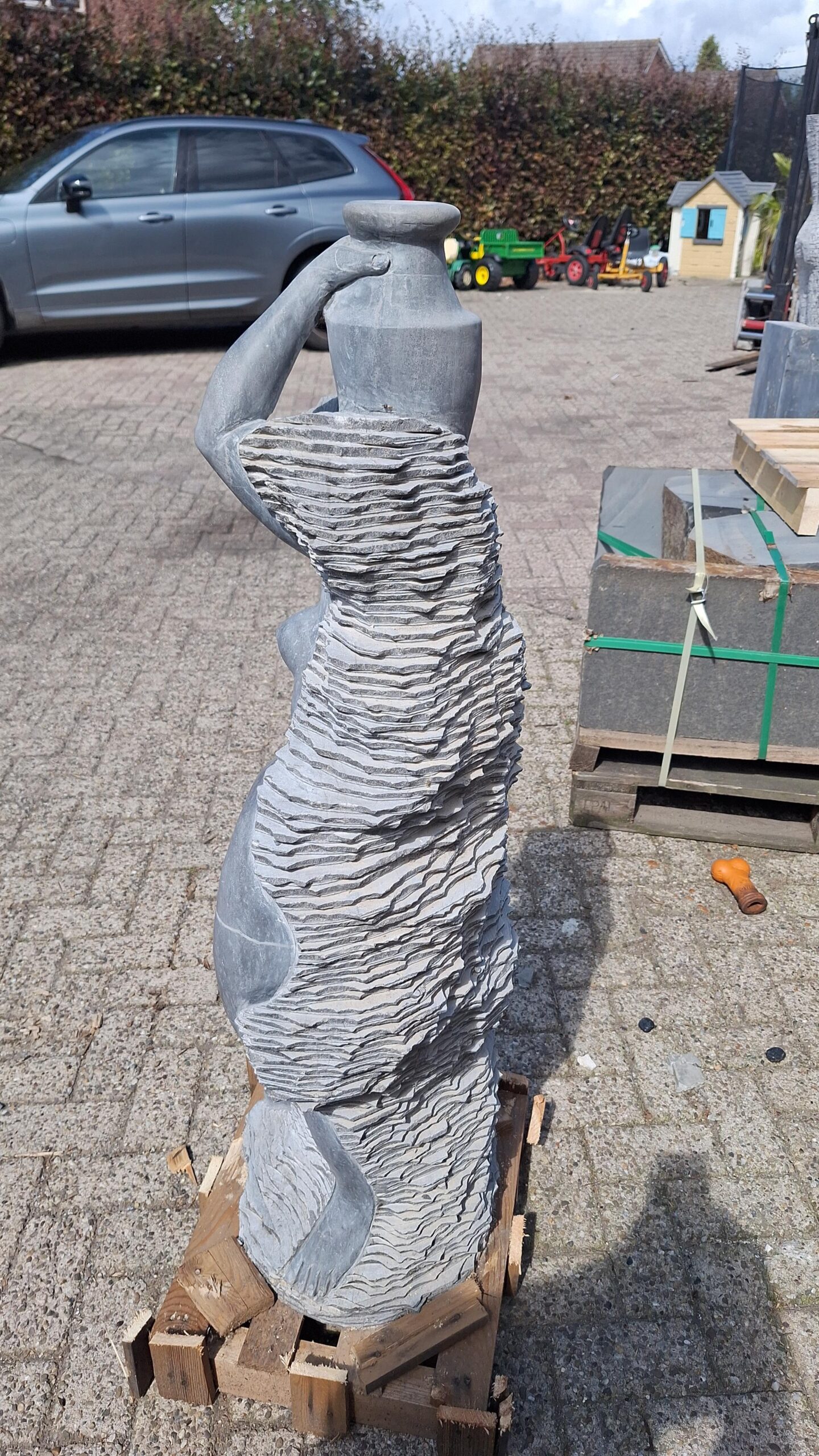 Beeld fontein vrouwenfiguur marmer In Rots 120cm