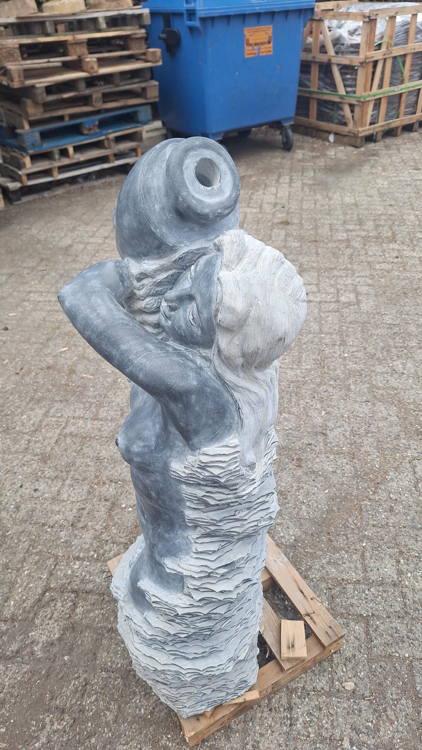 Beeld fontein vrouwenfiguur marmer straal in gezicht 120cm